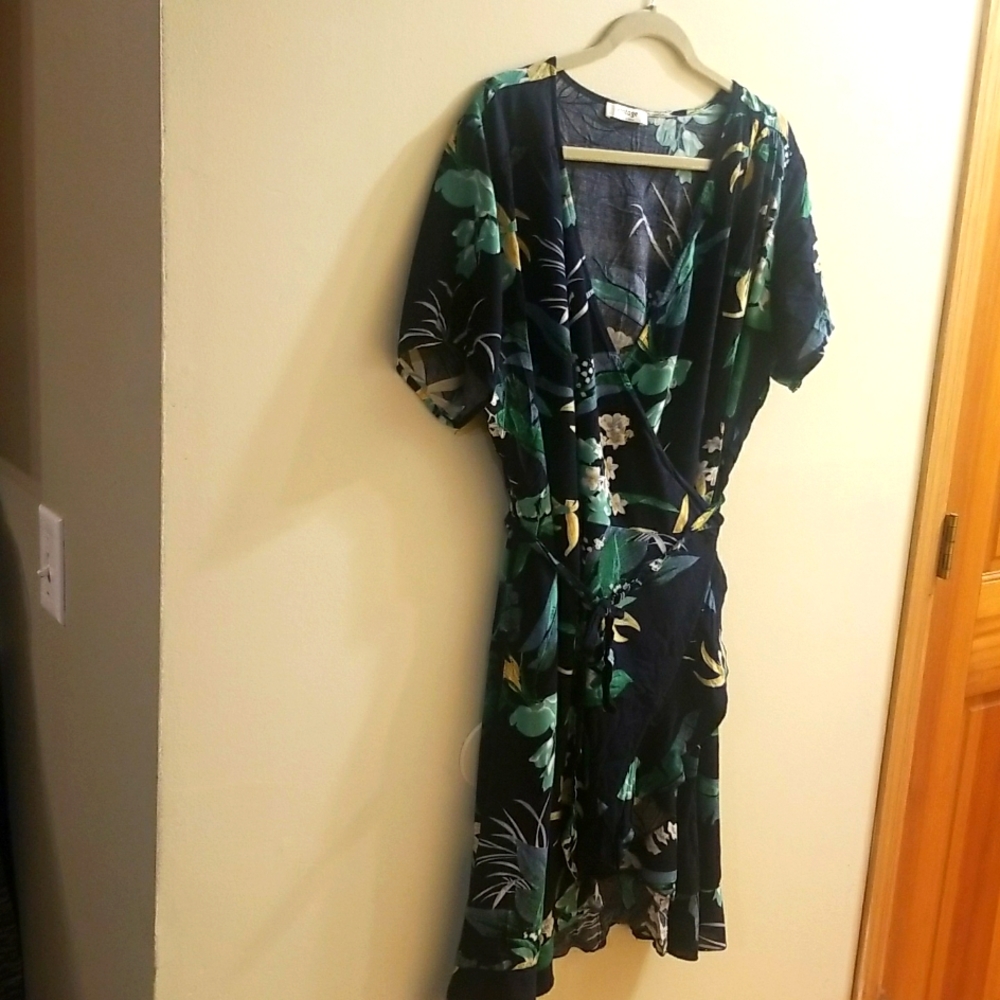 Floral wrap dress 2X flattering style